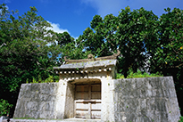 園比屋武御嶽石門（首里城公園内）